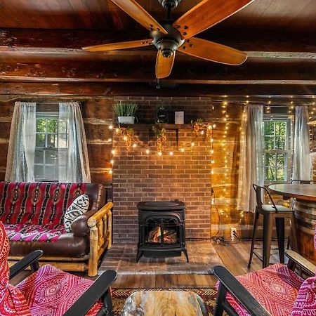 Boozy Bear Bungalow Romantic Cabin 5 Mins 2 Downtown With Hot Tub And Fire Pit Гатлинбург Экстерьер фото