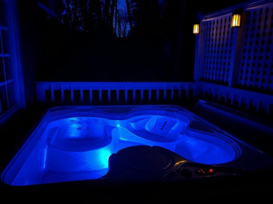 Boozy Bear Bungalow Romantic Cabin 5 Mins 2 Downtown With Hot Tub And Fire Pit Гатлинбург Экстерьер фото