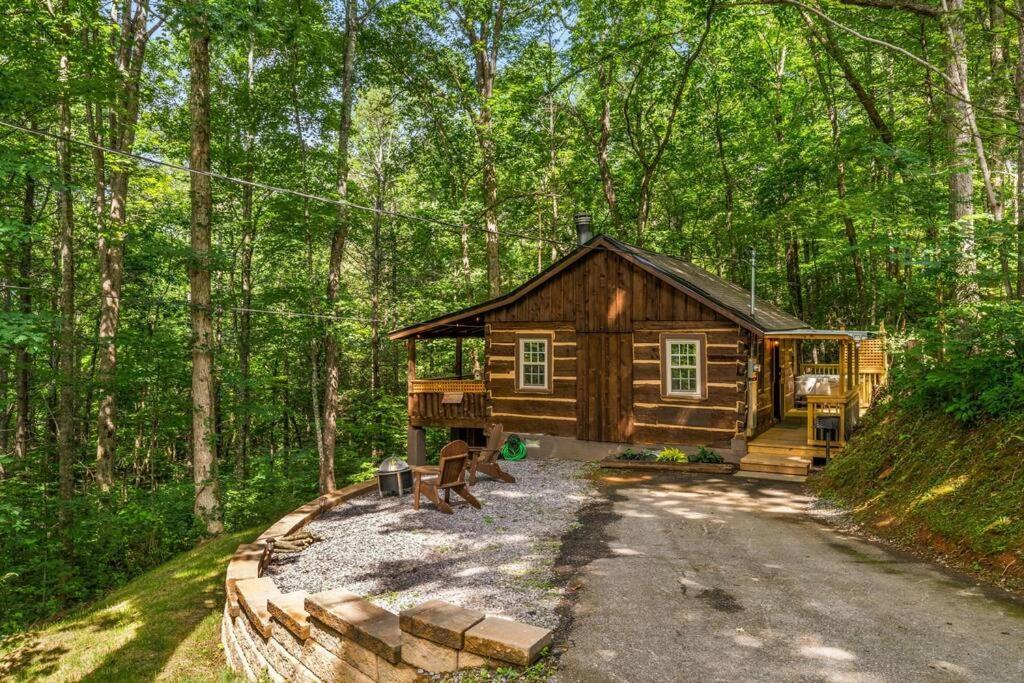 Boozy Bear Bungalow Romantic Cabin 5 Mins 2 Downtown With Hot Tub And Fire Pit Гатлинбург Экстерьер фото