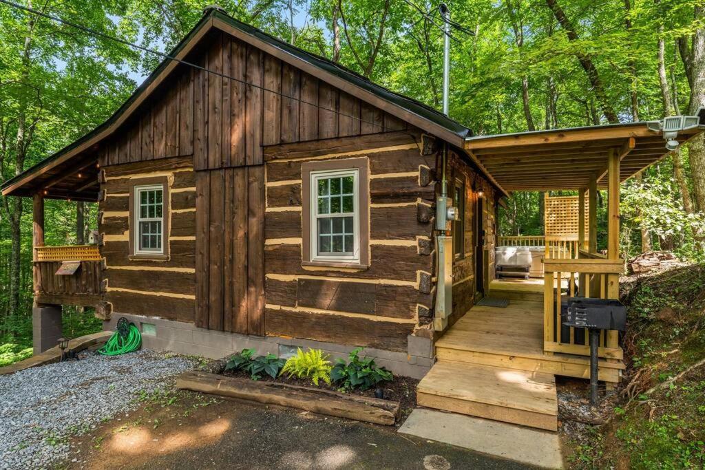 Boozy Bear Bungalow Romantic Cabin 5 Mins 2 Downtown With Hot Tub And Fire Pit Гатлинбург Экстерьер фото