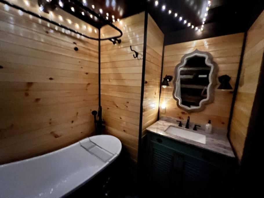 Boozy Bear Bungalow Romantic Cabin 5 Mins 2 Downtown With Hot Tub And Fire Pit Гатлинбург Экстерьер фото