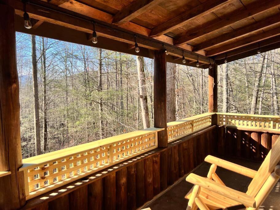 Boozy Bear Bungalow Romantic Cabin 5 Mins 2 Downtown With Hot Tub And Fire Pit Гатлинбург Экстерьер фото