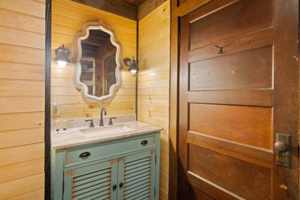 Boozy Bear Bungalow Romantic Cabin 5 Mins 2 Downtown With Hot Tub And Fire Pit Гатлинбург Экстерьер фото