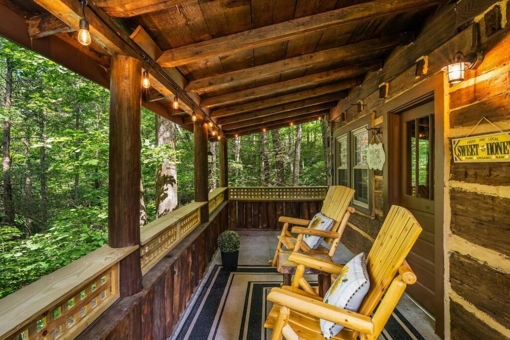 Boozy Bear Bungalow Romantic Cabin 5 Mins 2 Downtown With Hot Tub And Fire Pit Гатлинбург Экстерьер фото