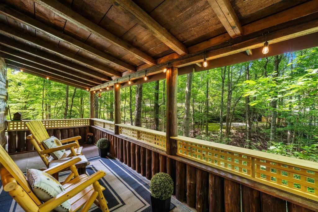 Boozy Bear Bungalow Romantic Cabin 5 Mins 2 Downtown With Hot Tub And Fire Pit Гатлинбург Экстерьер фото