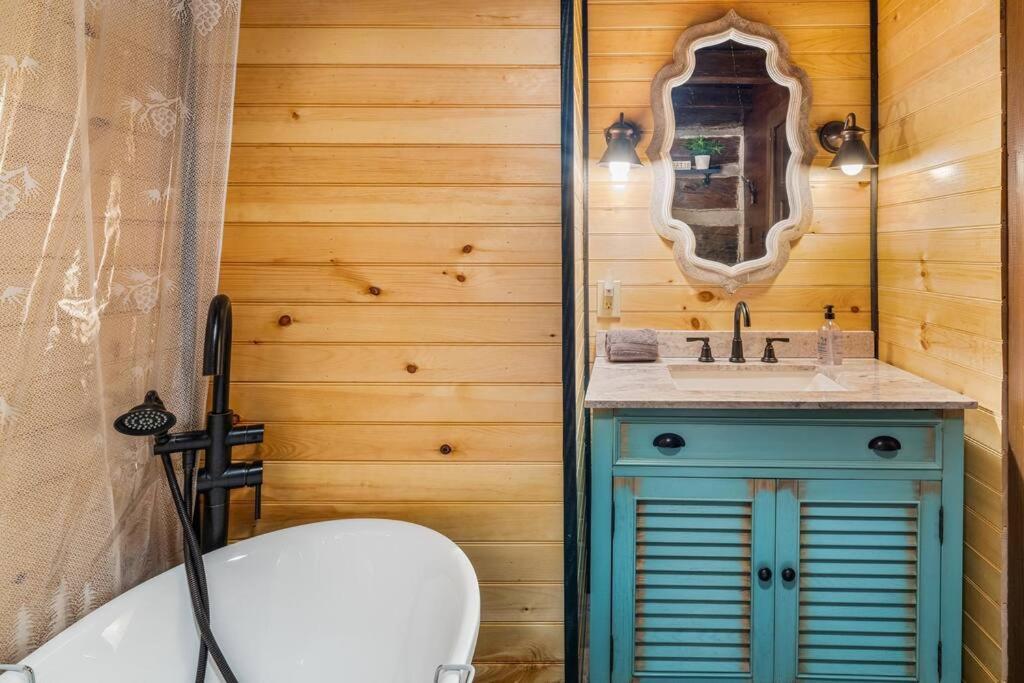 Boozy Bear Bungalow Romantic Cabin 5 Mins 2 Downtown With Hot Tub And Fire Pit Гатлинбург Экстерьер фото