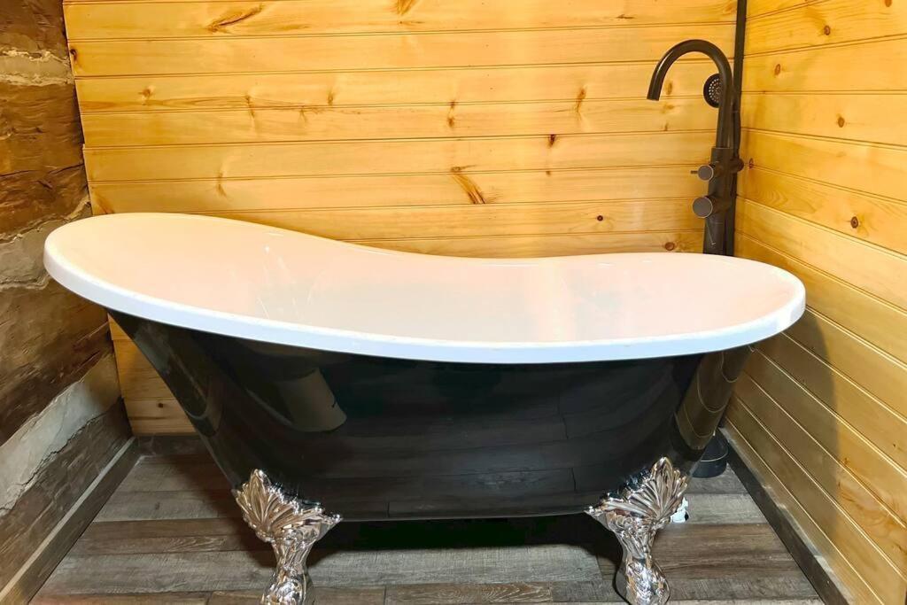 Boozy Bear Bungalow Romantic Cabin 5 Mins 2 Downtown With Hot Tub And Fire Pit Гатлинбург Экстерьер фото