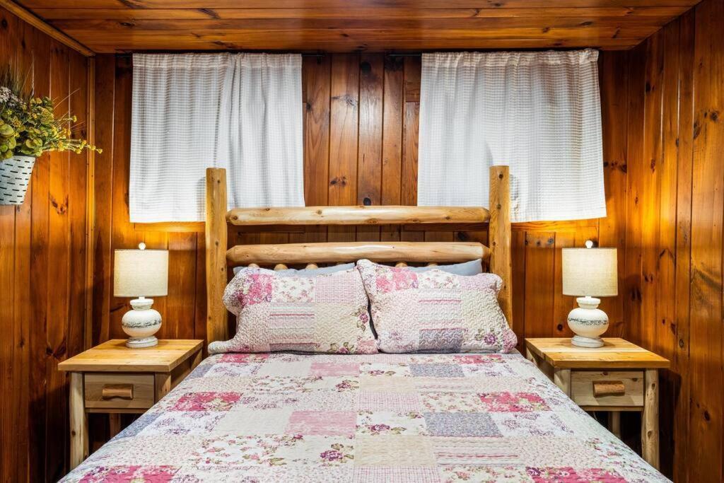 Boozy Bear Bungalow Romantic Cabin 5 Mins 2 Downtown With Hot Tub And Fire Pit Гатлинбург Экстерьер фото