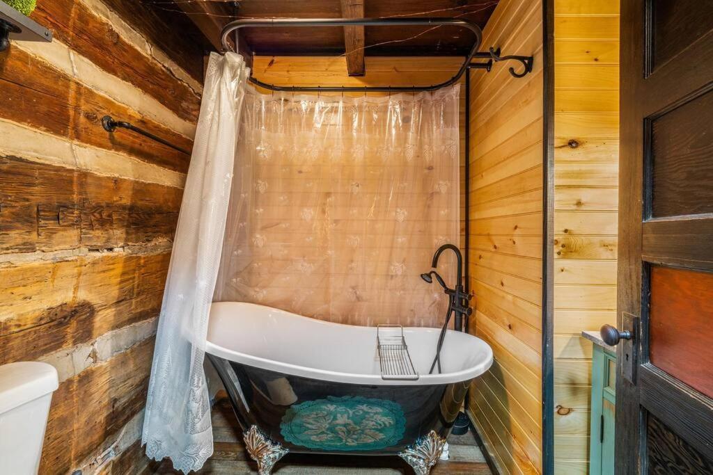 Boozy Bear Bungalow Romantic Cabin 5 Mins 2 Downtown With Hot Tub And Fire Pit Гатлинбург Экстерьер фото