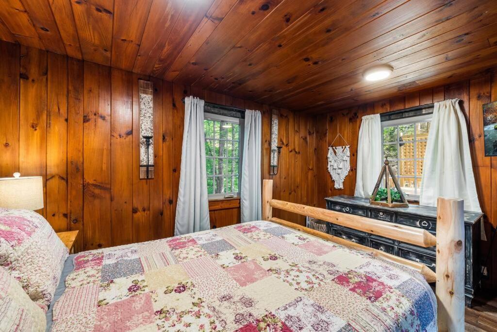 Boozy Bear Bungalow Romantic Cabin 5 Mins 2 Downtown With Hot Tub And Fire Pit Гатлинбург Экстерьер фото