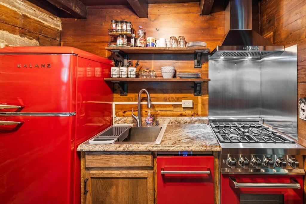 Boozy Bear Bungalow Romantic Cabin 5 Mins 2 Downtown With Hot Tub And Fire Pit Гатлинбург Экстерьер фото