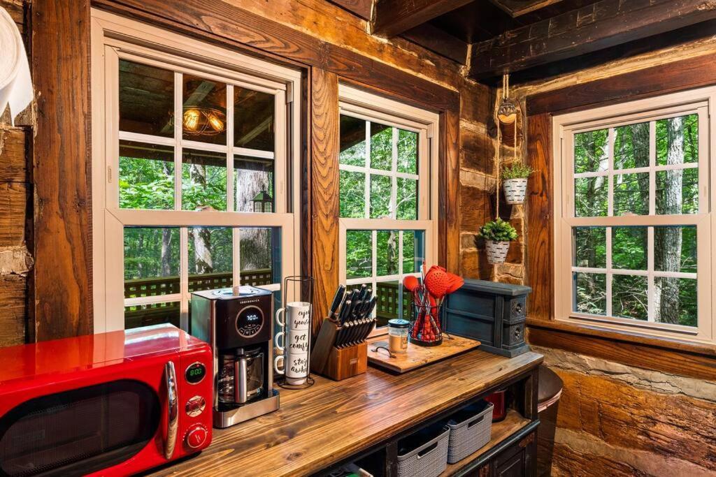 Boozy Bear Bungalow Romantic Cabin 5 Mins 2 Downtown With Hot Tub And Fire Pit Гатлинбург Экстерьер фото