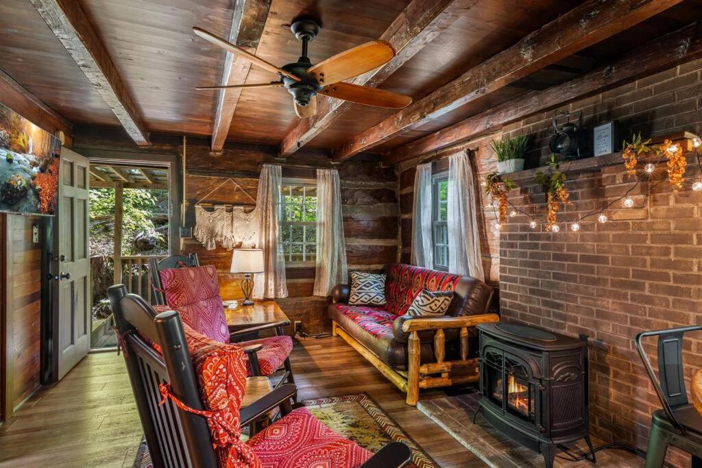 Boozy Bear Bungalow Romantic Cabin 5 Mins 2 Downtown With Hot Tub And Fire Pit Гатлинбург Экстерьер фото