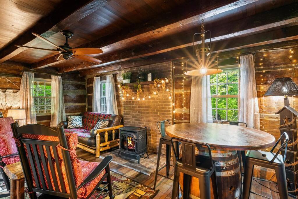 Boozy Bear Bungalow Romantic Cabin 5 Mins 2 Downtown With Hot Tub And Fire Pit Гатлинбург Экстерьер фото