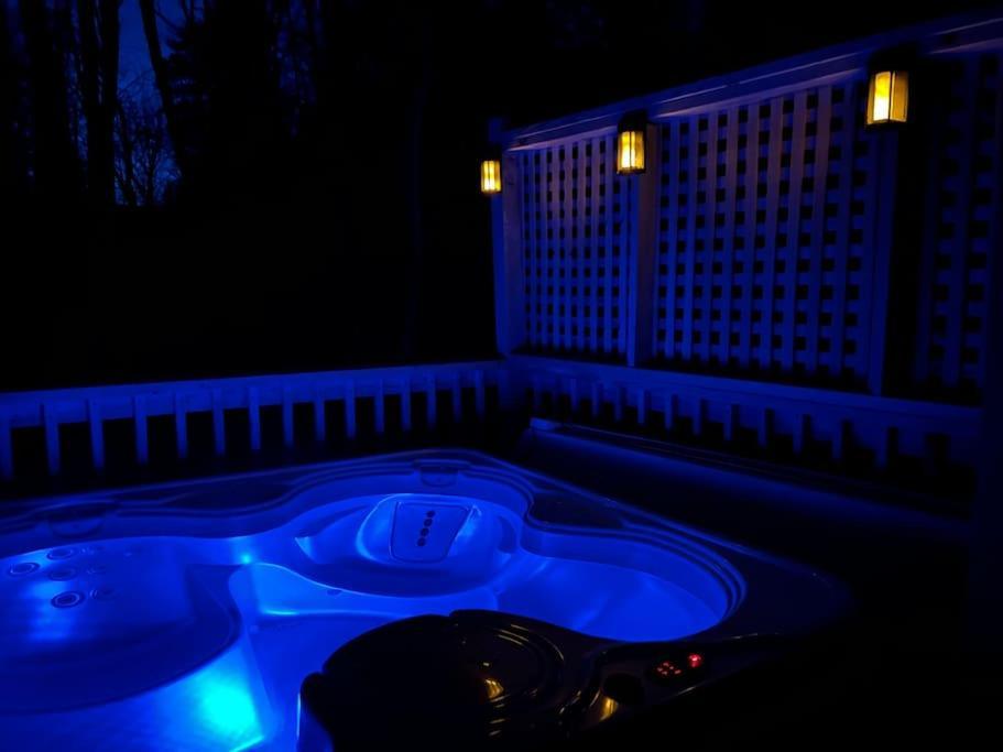 Boozy Bear Bungalow Romantic Cabin 5 Mins 2 Downtown With Hot Tub And Fire Pit Гатлинбург Экстерьер фото