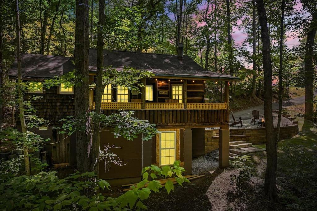 Boozy Bear Bungalow Romantic Cabin 5 Mins 2 Downtown With Hot Tub And Fire Pit Гатлинбург Экстерьер фото