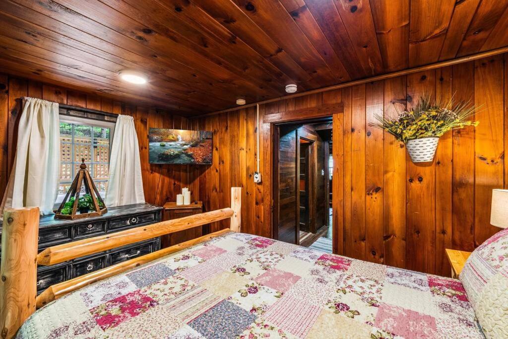 Boozy Bear Bungalow Romantic Cabin 5 Mins 2 Downtown With Hot Tub And Fire Pit Гатлинбург Экстерьер фото