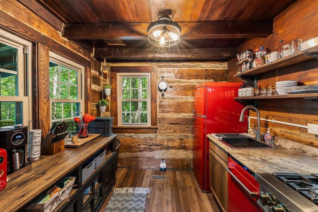 Boozy Bear Bungalow Romantic Cabin 5 Mins 2 Downtown With Hot Tub And Fire Pit Гатлинбург Экстерьер фото