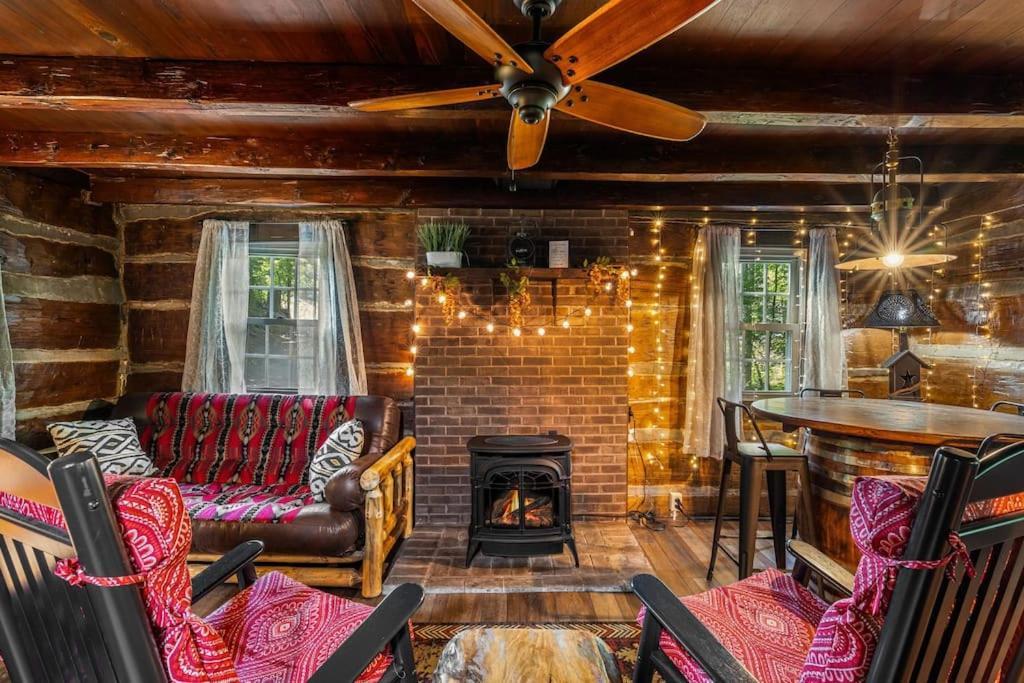 Boozy Bear Bungalow Romantic Cabin 5 Mins 2 Downtown With Hot Tub And Fire Pit Гатлинбург Экстерьер фото