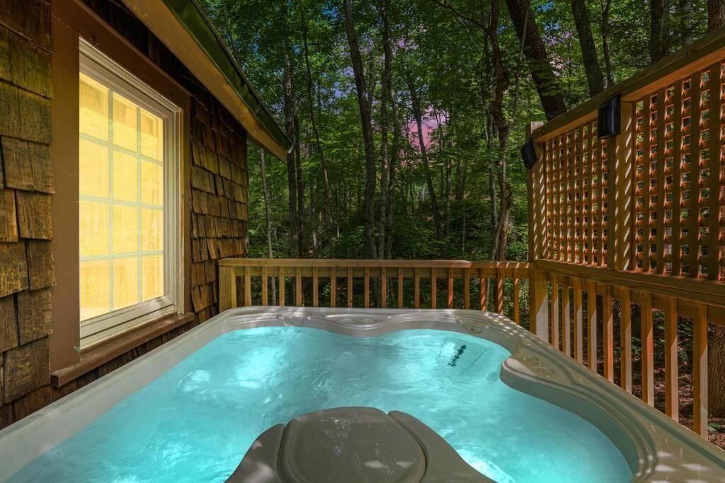 Boozy Bear Bungalow Romantic Cabin 5 Mins 2 Downtown With Hot Tub And Fire Pit Гатлинбург Экстерьер фото