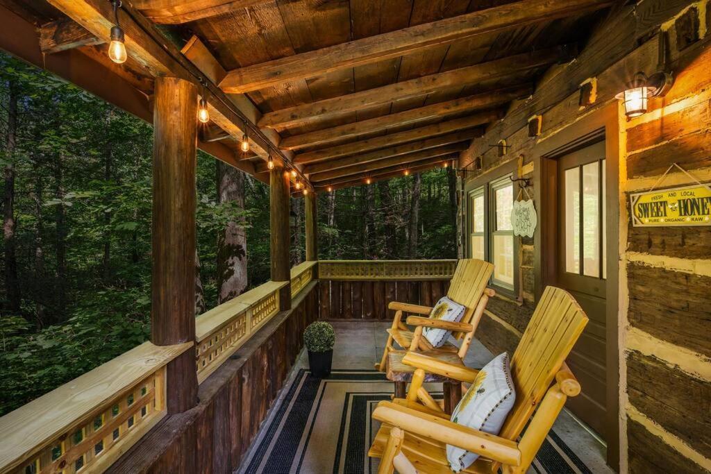 Boozy Bear Bungalow Romantic Cabin 5 Mins 2 Downtown With Hot Tub And Fire Pit Гатлинбург Экстерьер фото